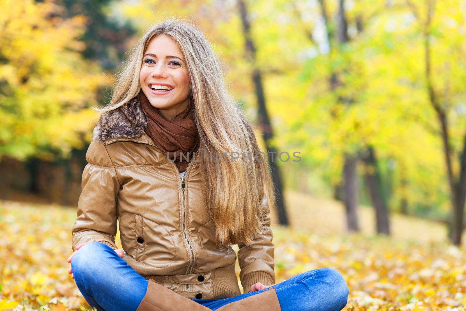 Beautiful young woman in a park in autumn