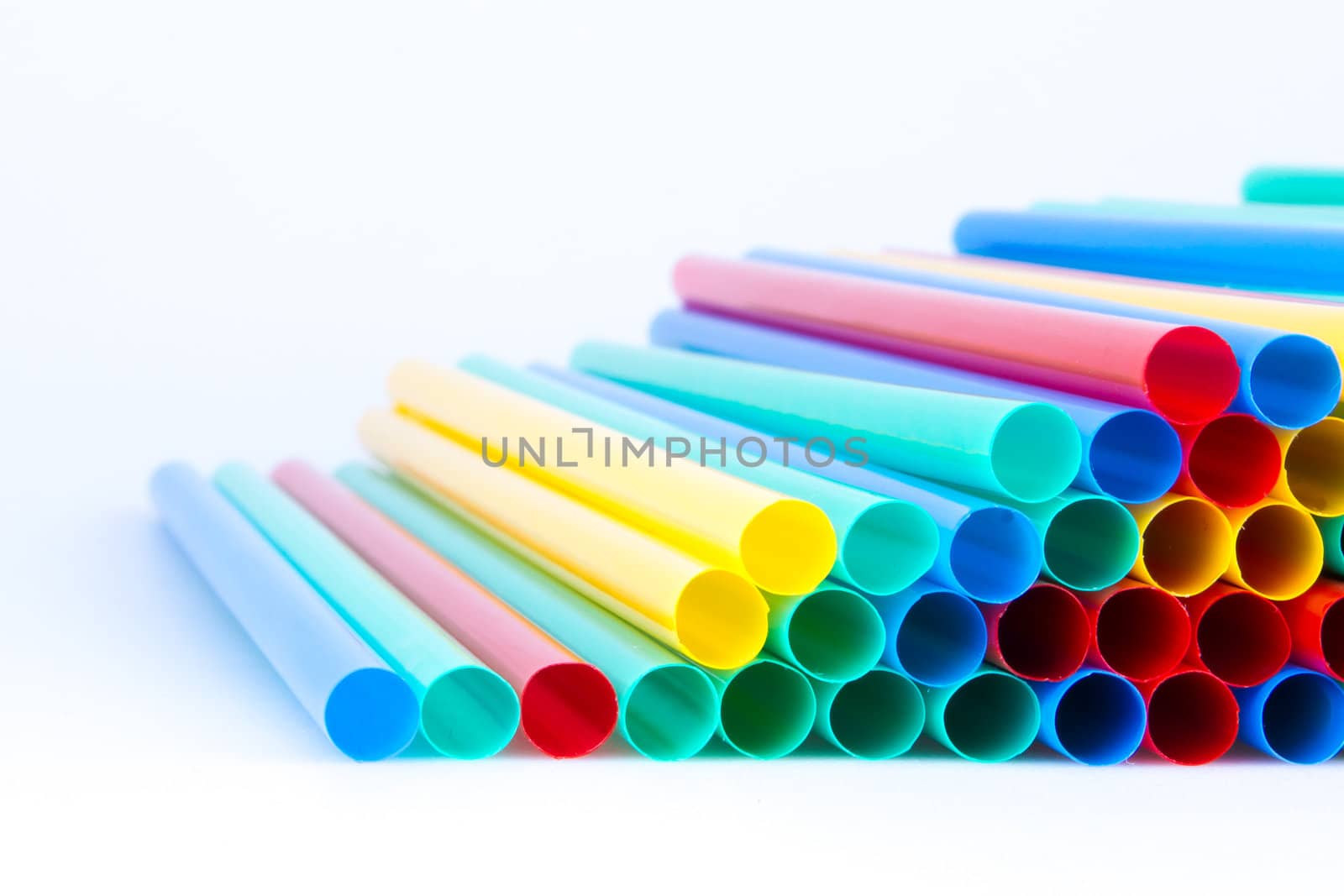 Different colors of straws (green, blue, yellow, red)