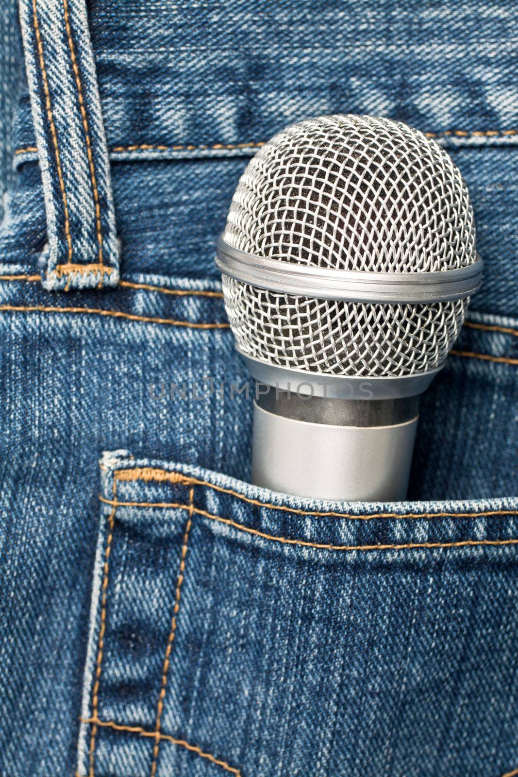 Blue jeans pocket with microphone