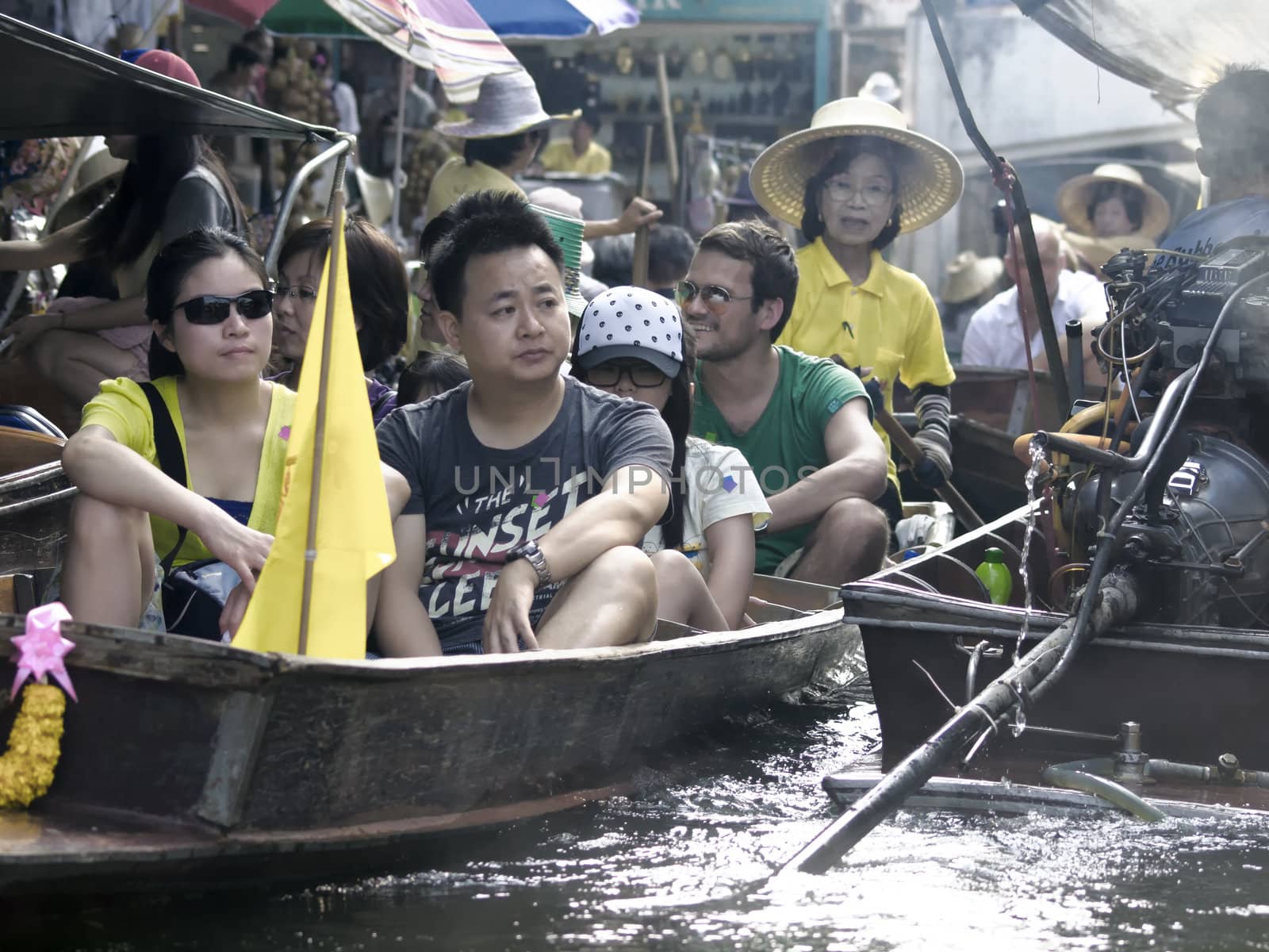 damnoen saduak floating market in thailand