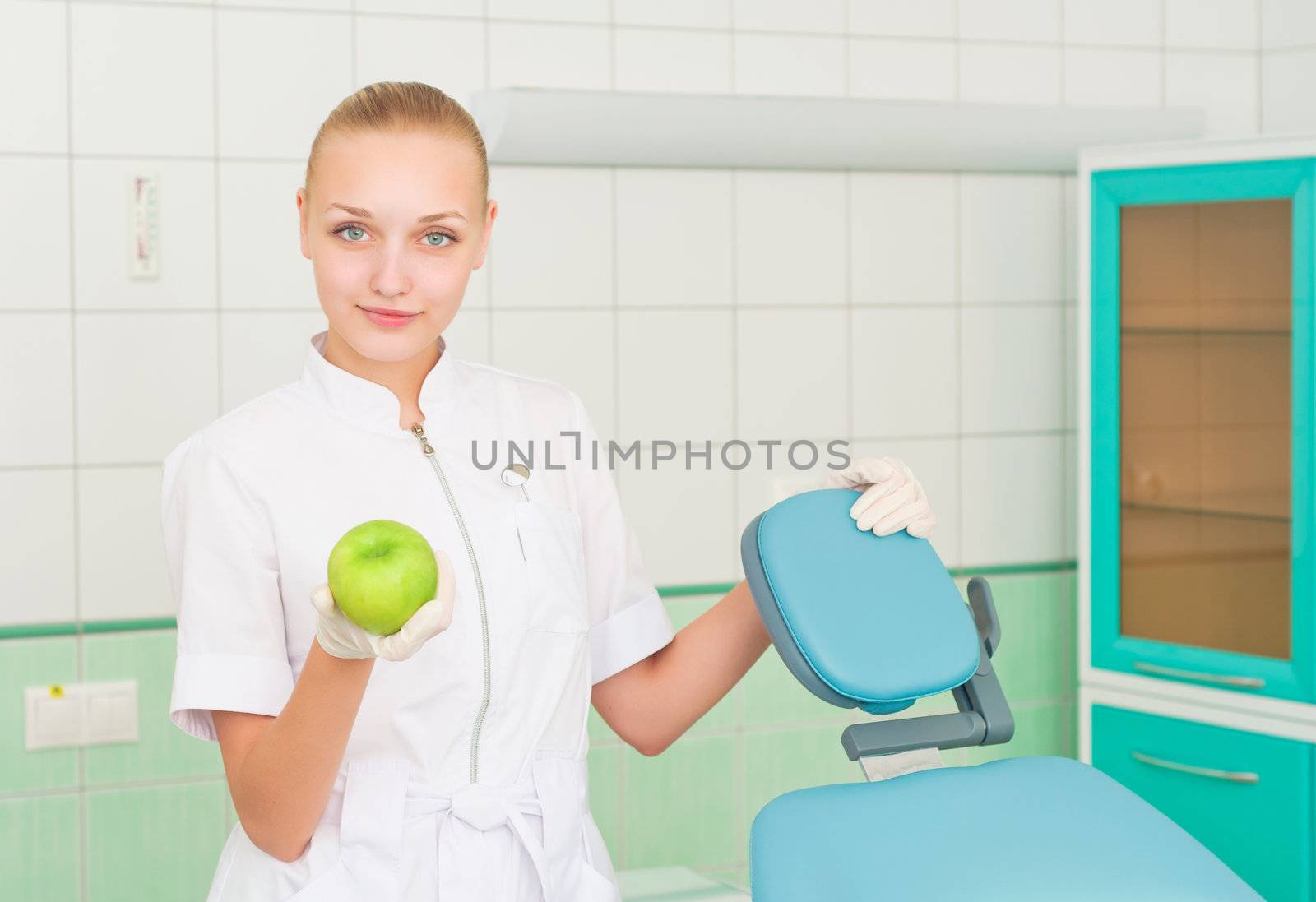 female dentists shows green apple, health care