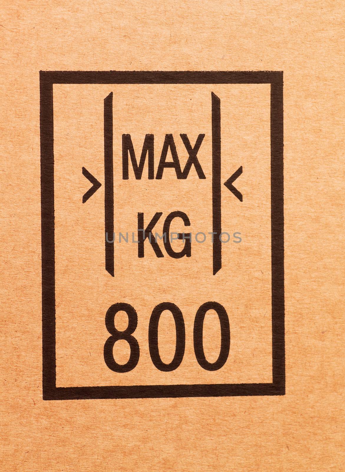 "Maximum load" sign on a cardboard box