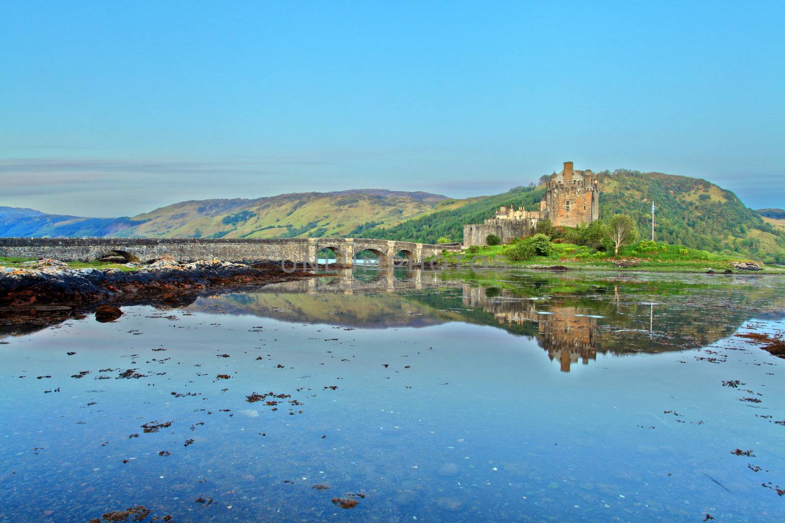 Eilan Donan Castle at sunset by olliemt