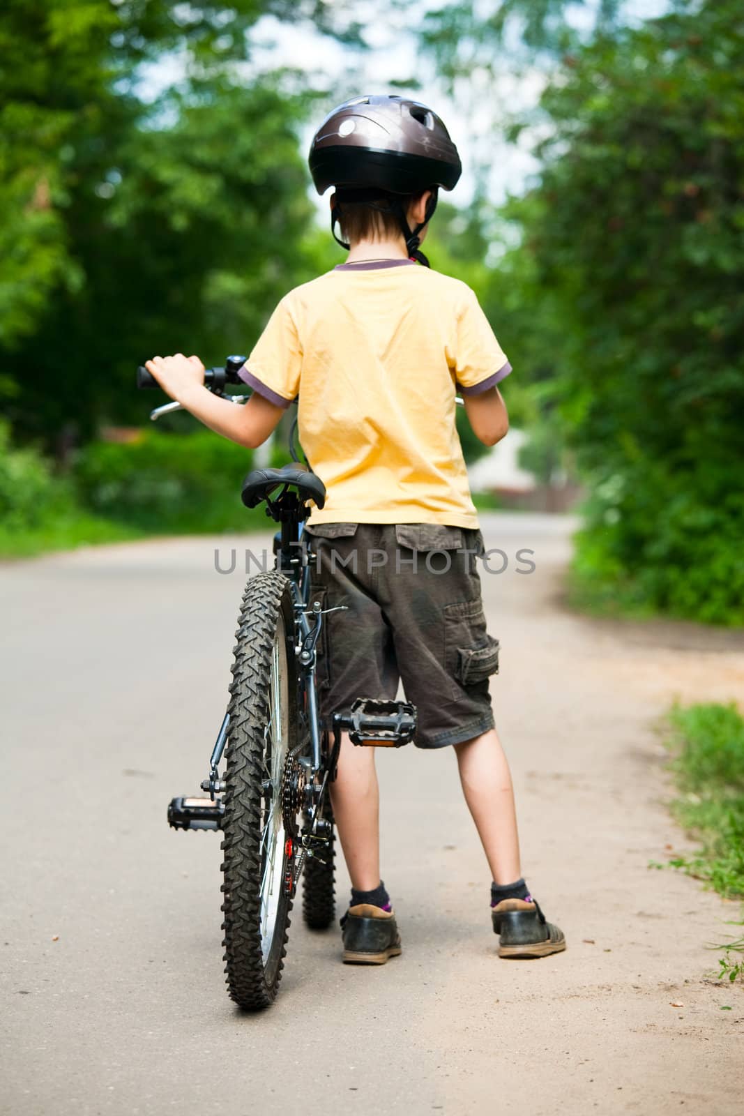 Kid with bicycle by naumoid