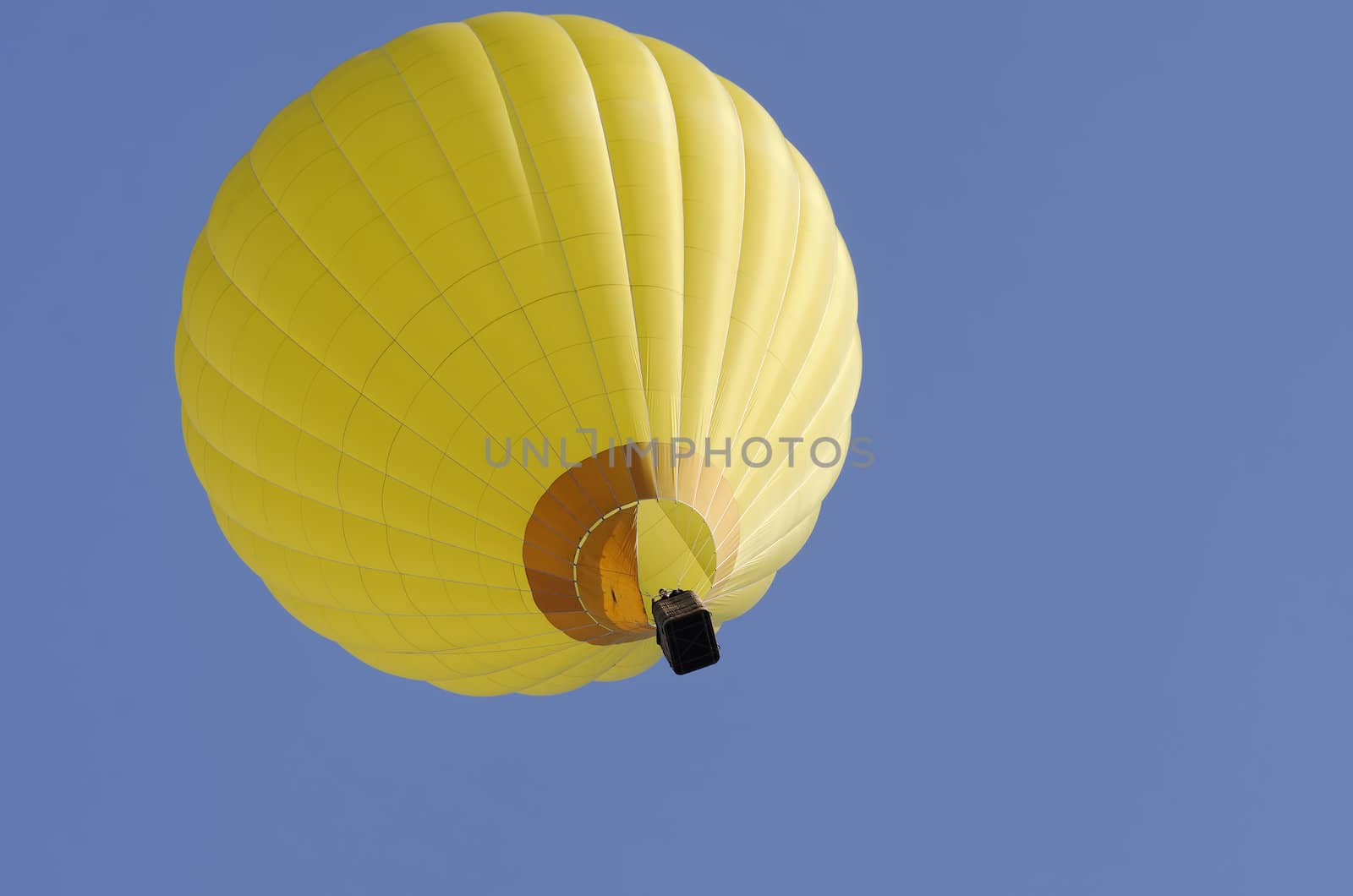 hot air balloon by gufoto