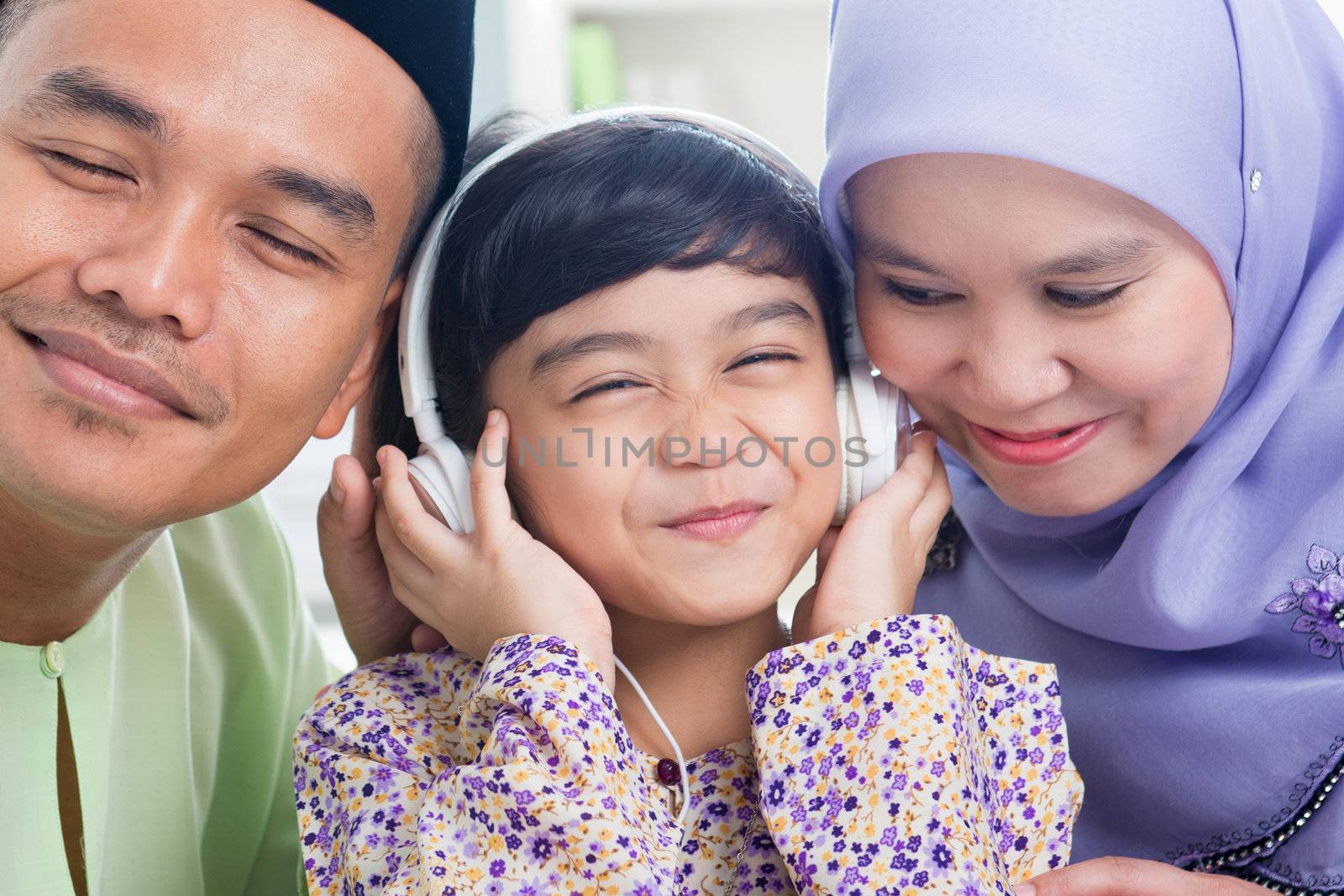 Asian family listen mp3 headphone by szefei