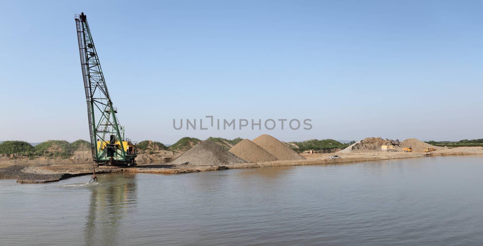 Career dredge on extraction of gravel