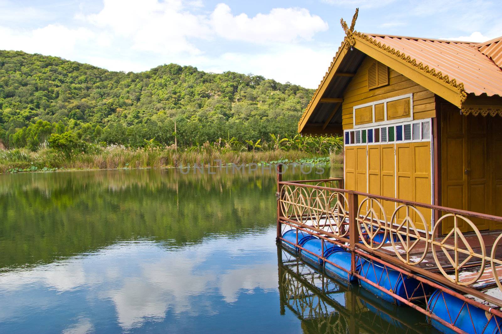 floating house at thailand by wasan_gredpree