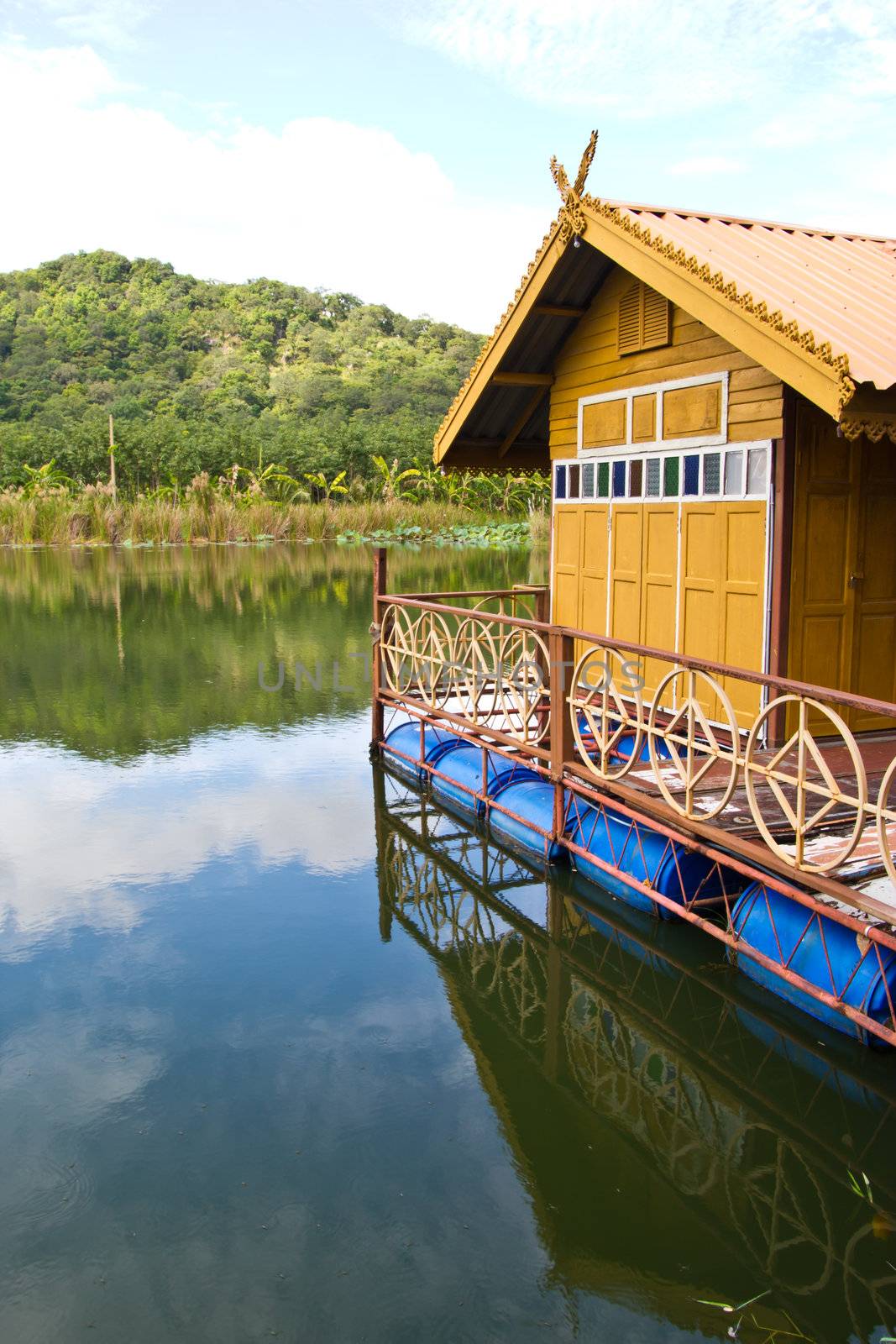 floating house at thailand by wasan_gredpree