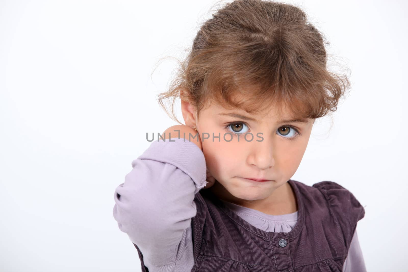 little girl posing by phovoir
