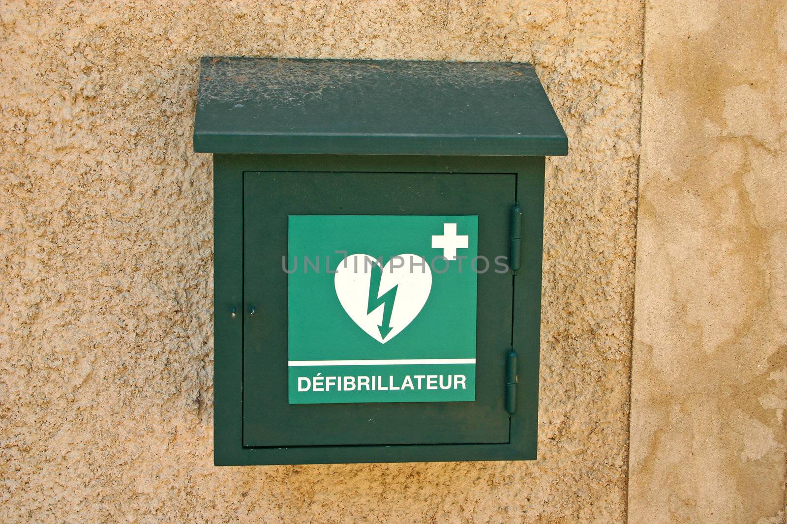 Green box with defibrillator (defibbrillateur) in France