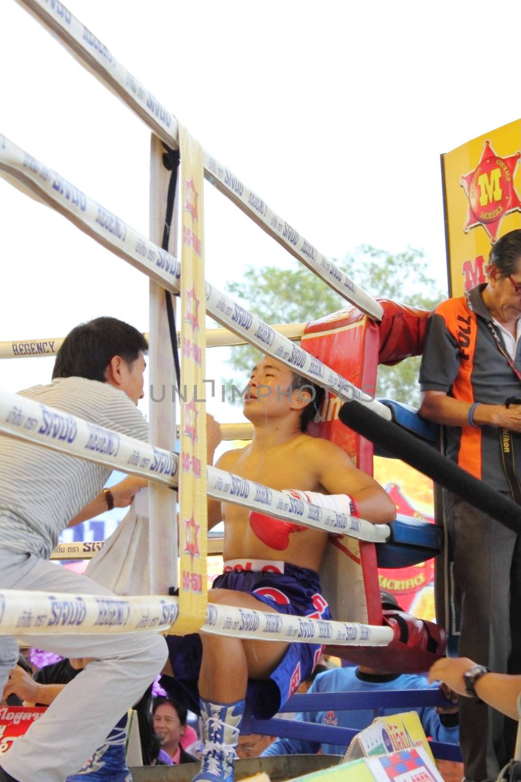 SURAT THANI, THAILAND - DECEMBER 14 : Shucheelhong break during fight boxing with Ratchasak Sitmoaseng on December 14, 2012 in Surat Thani, Thailand.