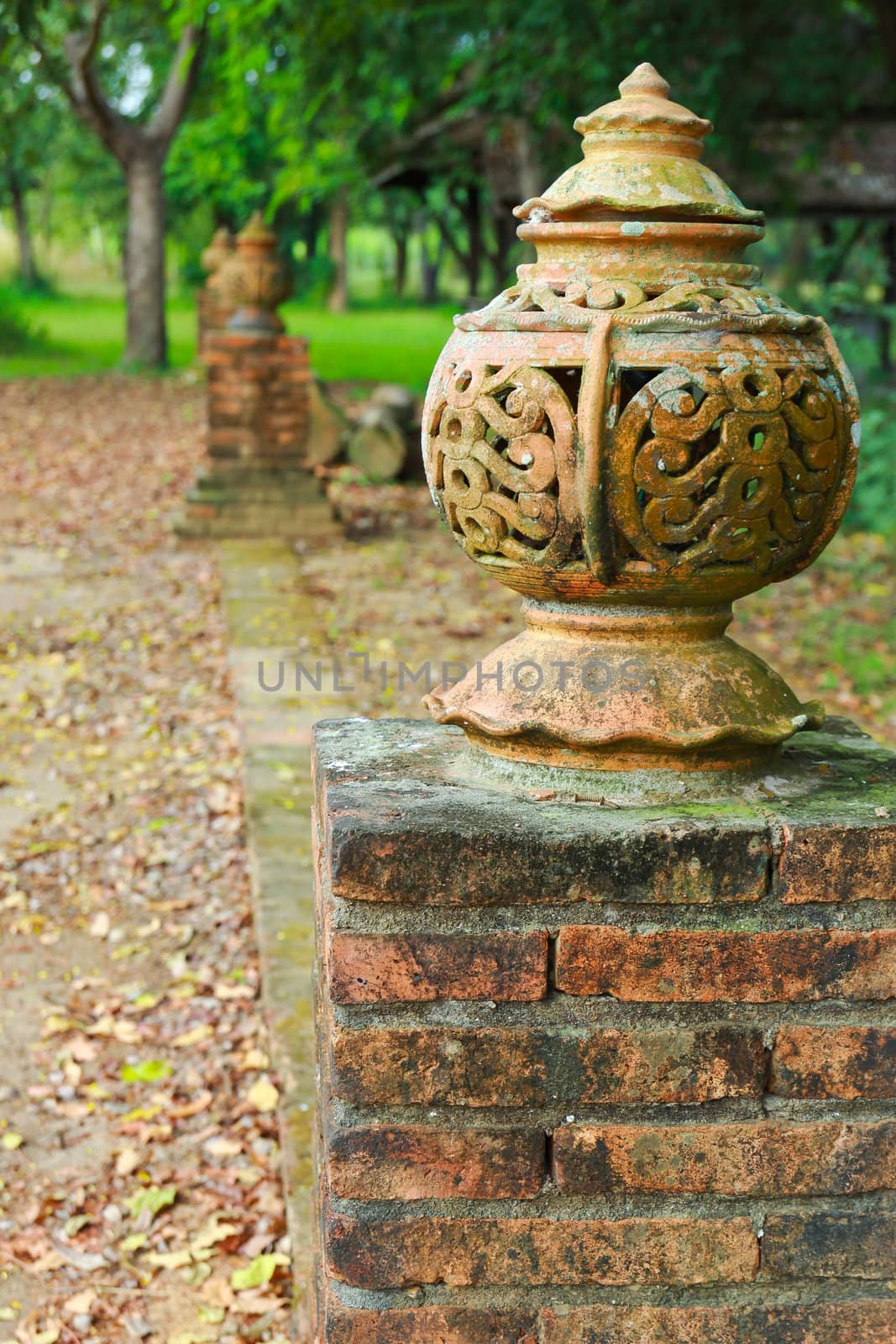 Sidewalk garden lamp Thai style made from clay