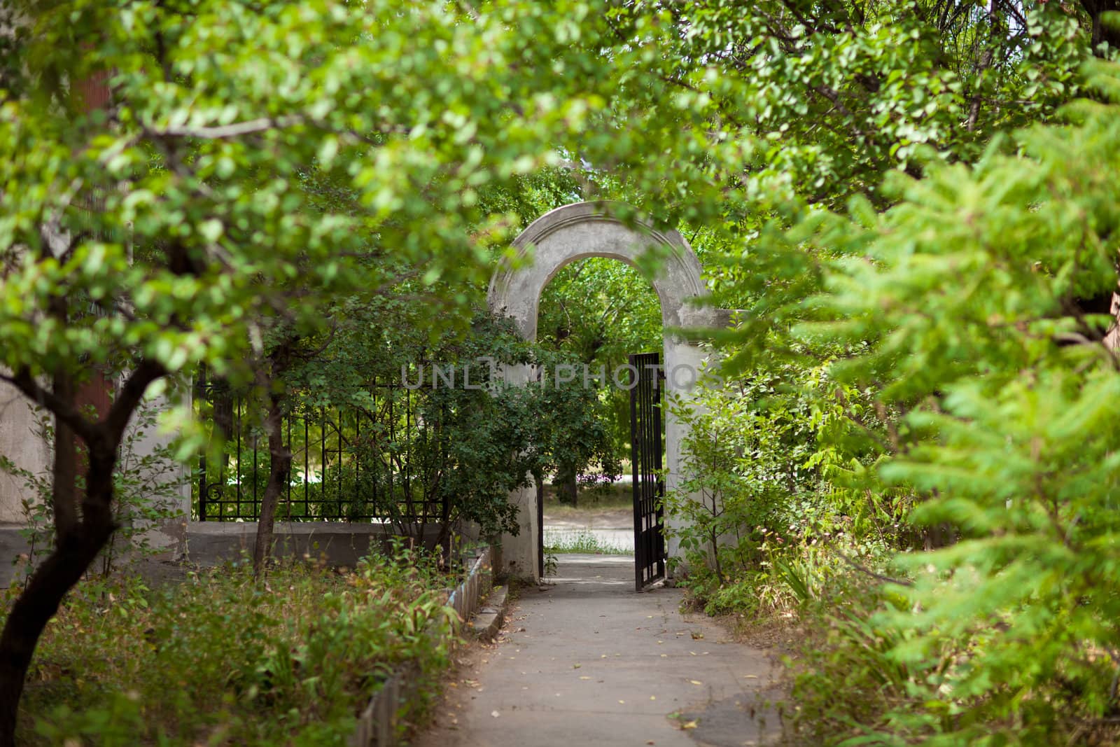 arch of thees and road to the gate