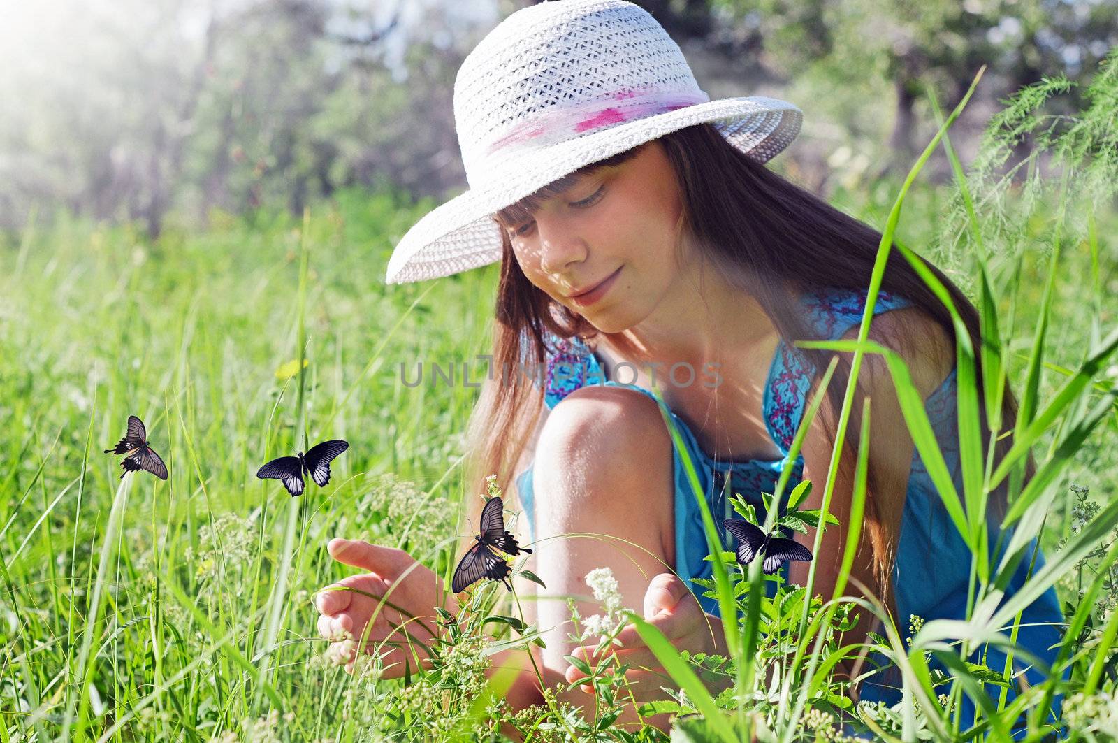 girl handed catches butterflies on a sunny day