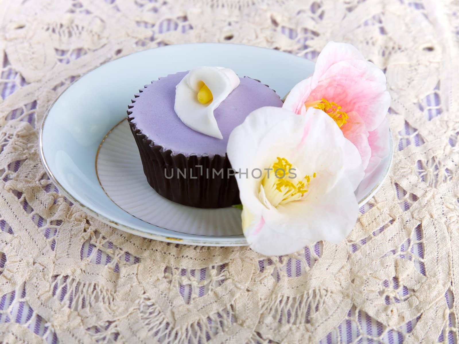 Cupcake and flowers displayed on a plate
