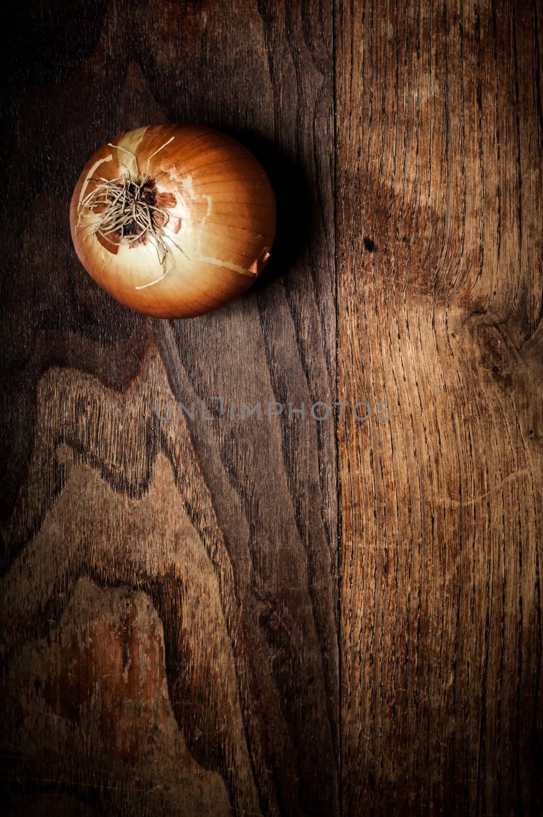 onion on wood by peus
