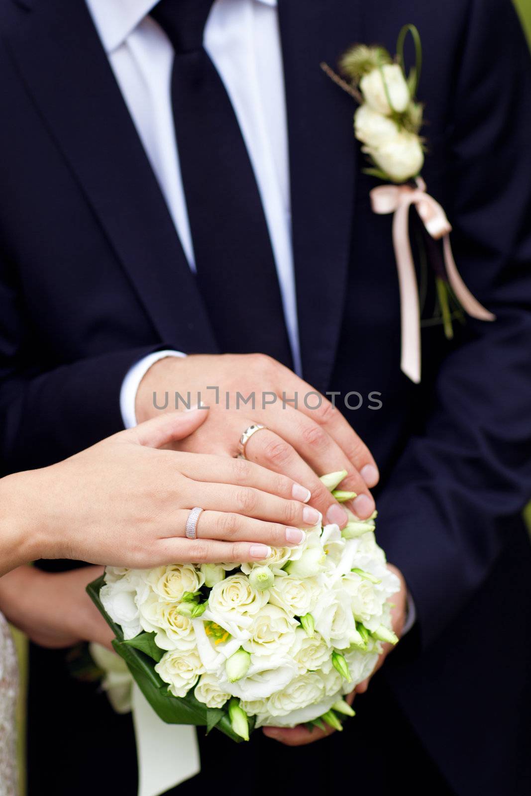 bouquet and wedding rings by vsurkov