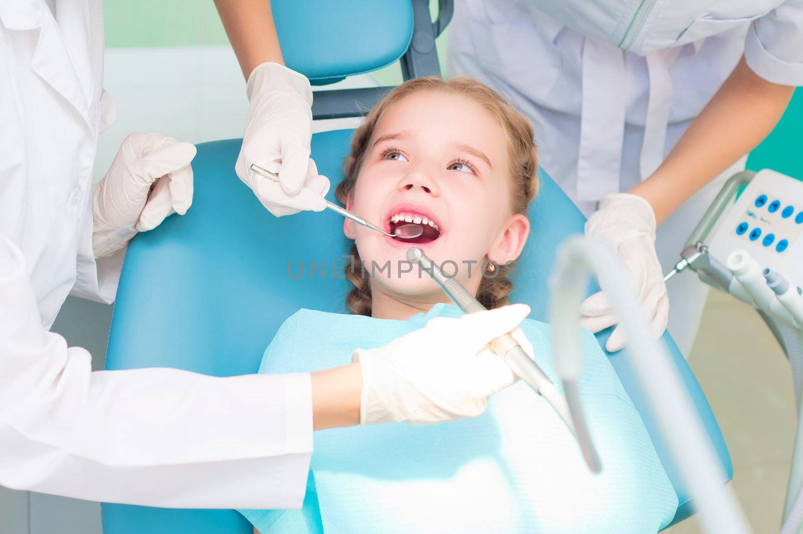 girl visiting dentists, regular visits to the doctor