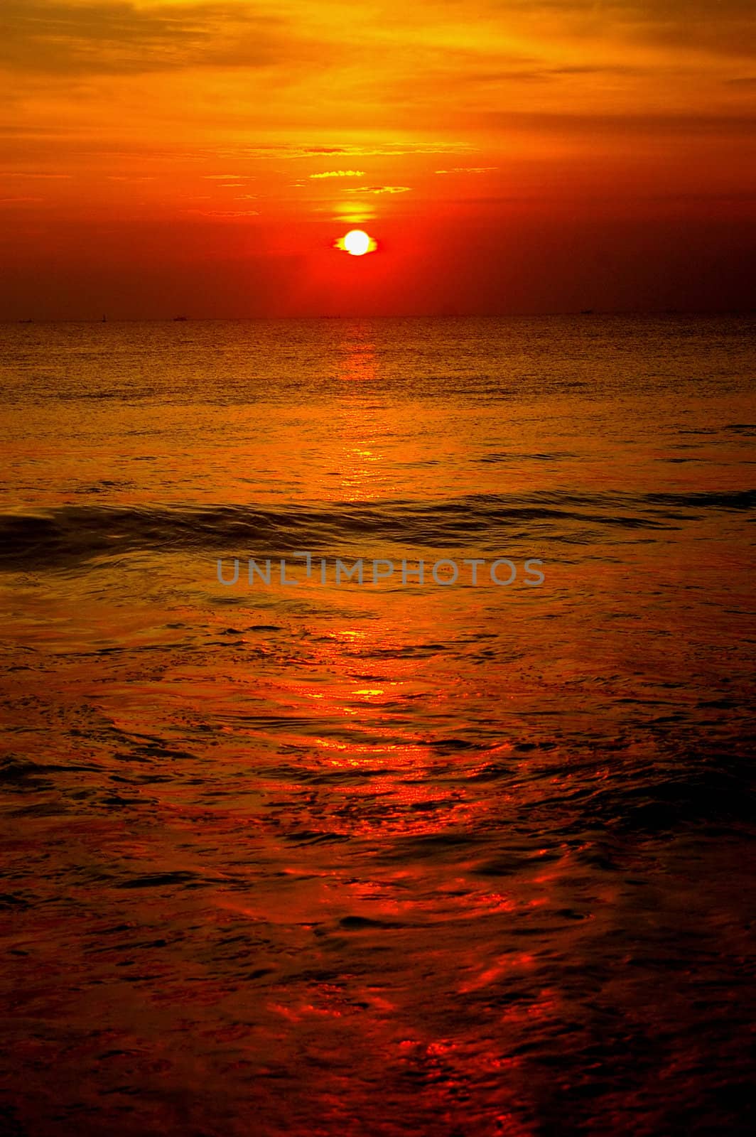 Sunset reflecting in ocean by Komar