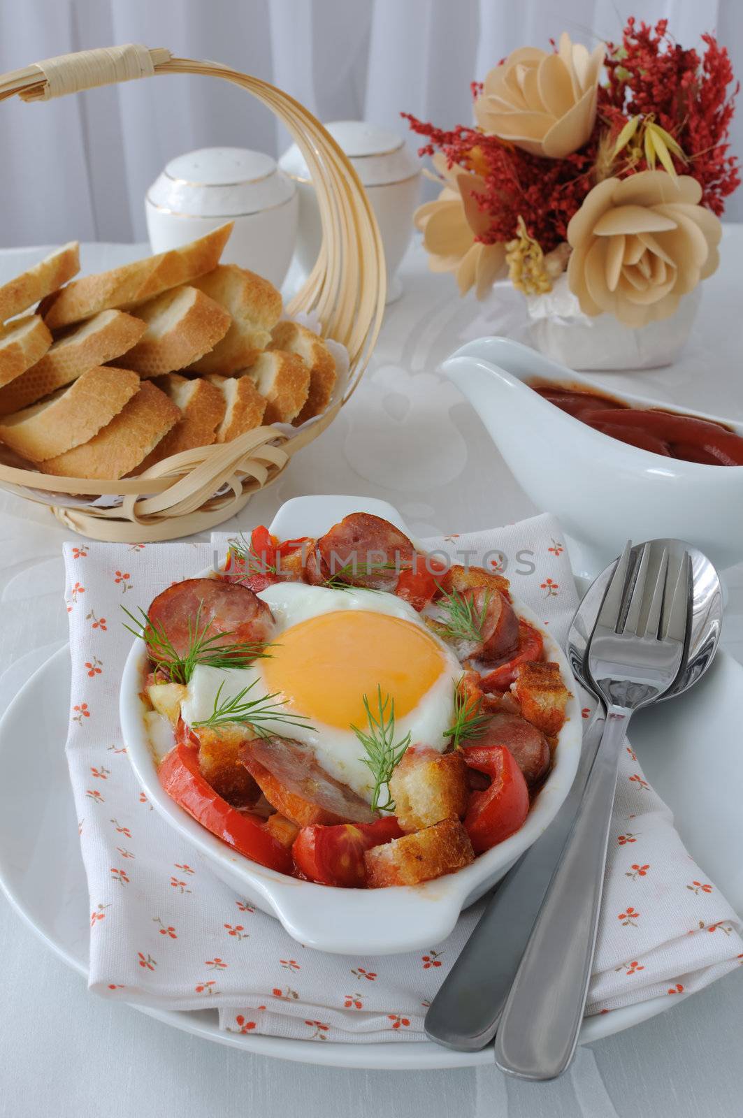 Vegetable stew with sausage and egg with crackers