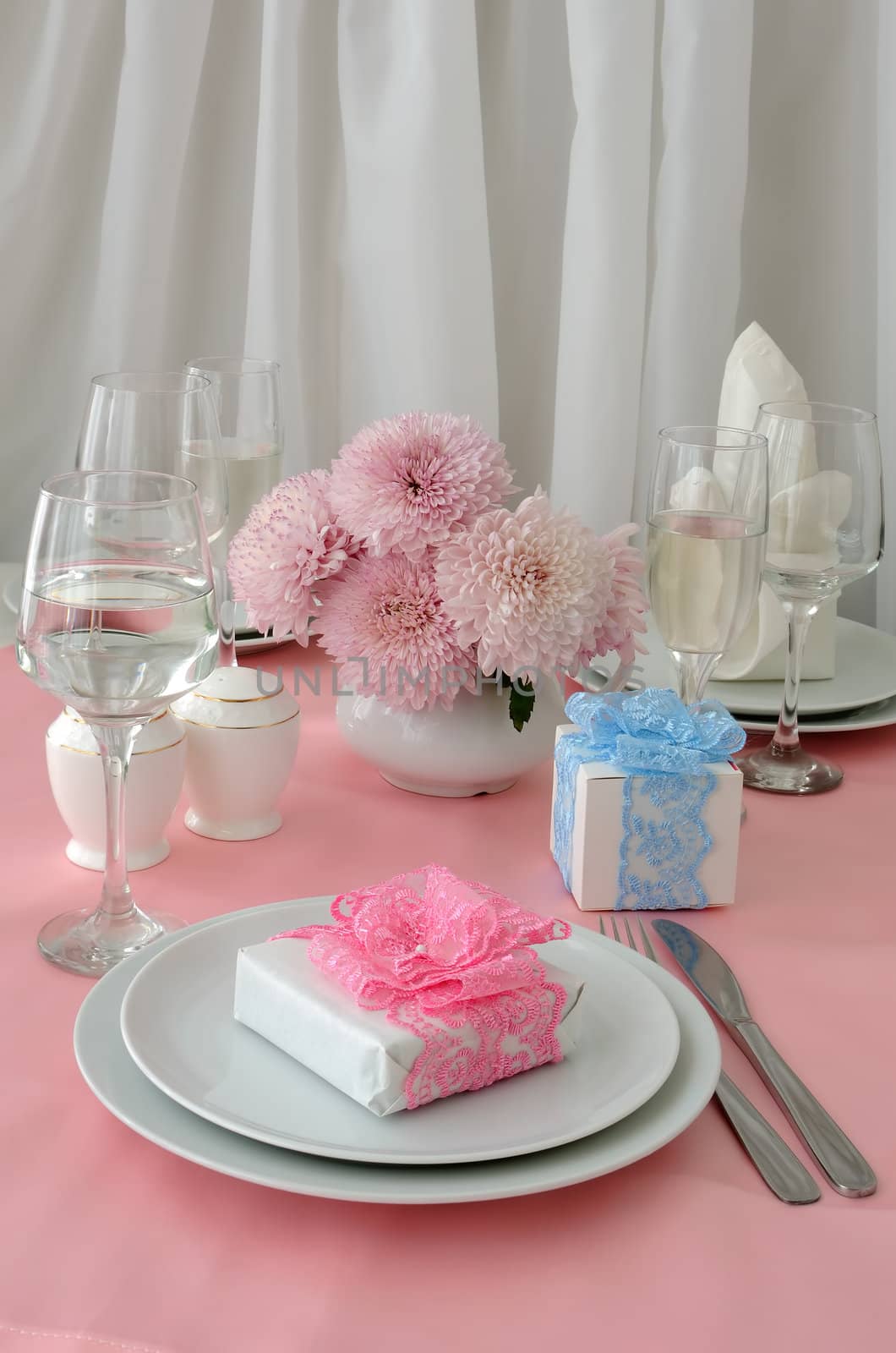 Fragment table setting in pink with gift