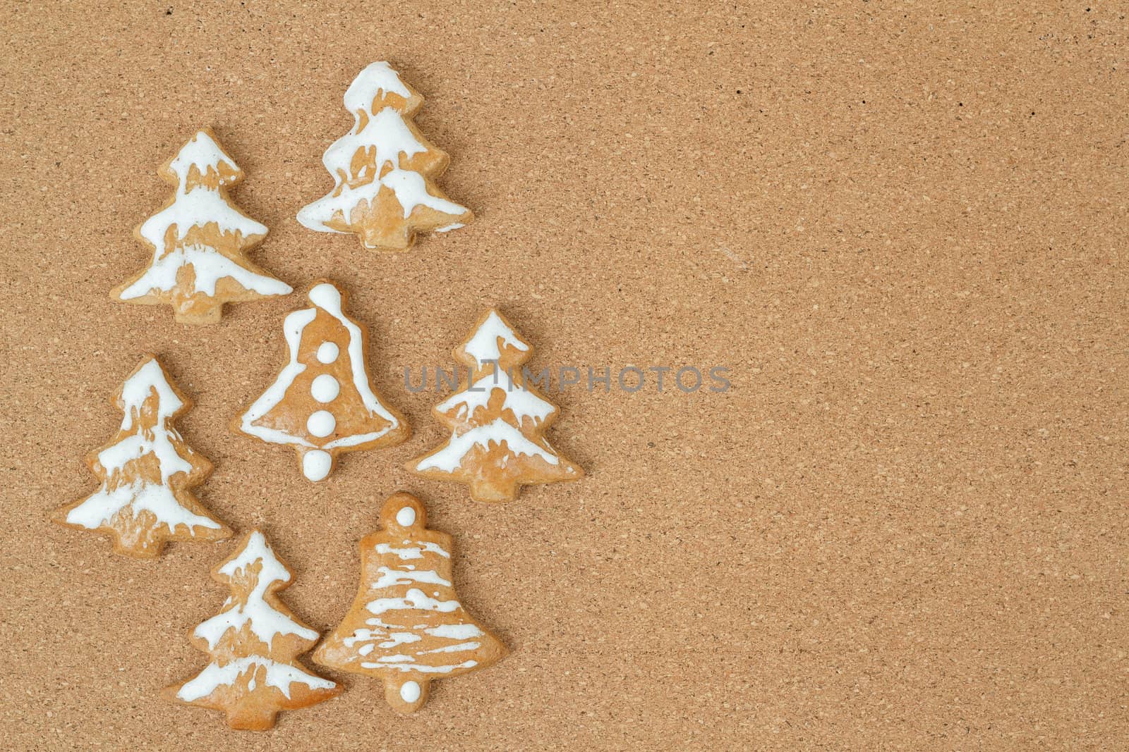 corcboard with homemade gingerbreads and space for text