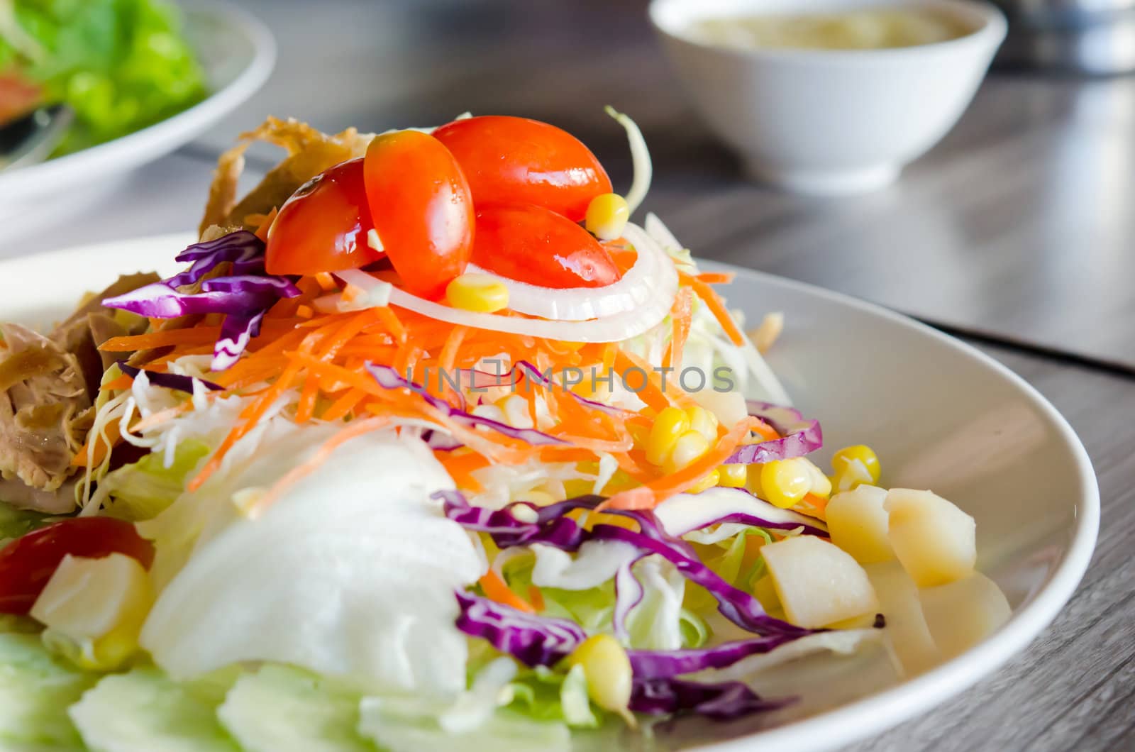 fresh vegetable salad and chicken  served with creamy sauce in bowl