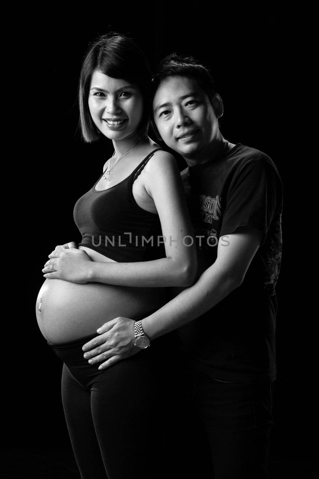 Young asian couple, pregnant women at 37 weeks gestational age