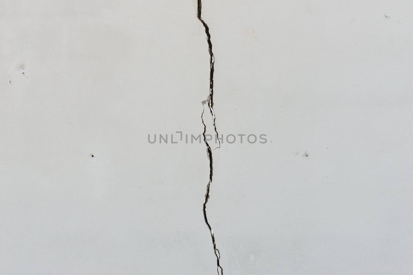 Cracks on solid white painted concrete wall by sasilsolutions