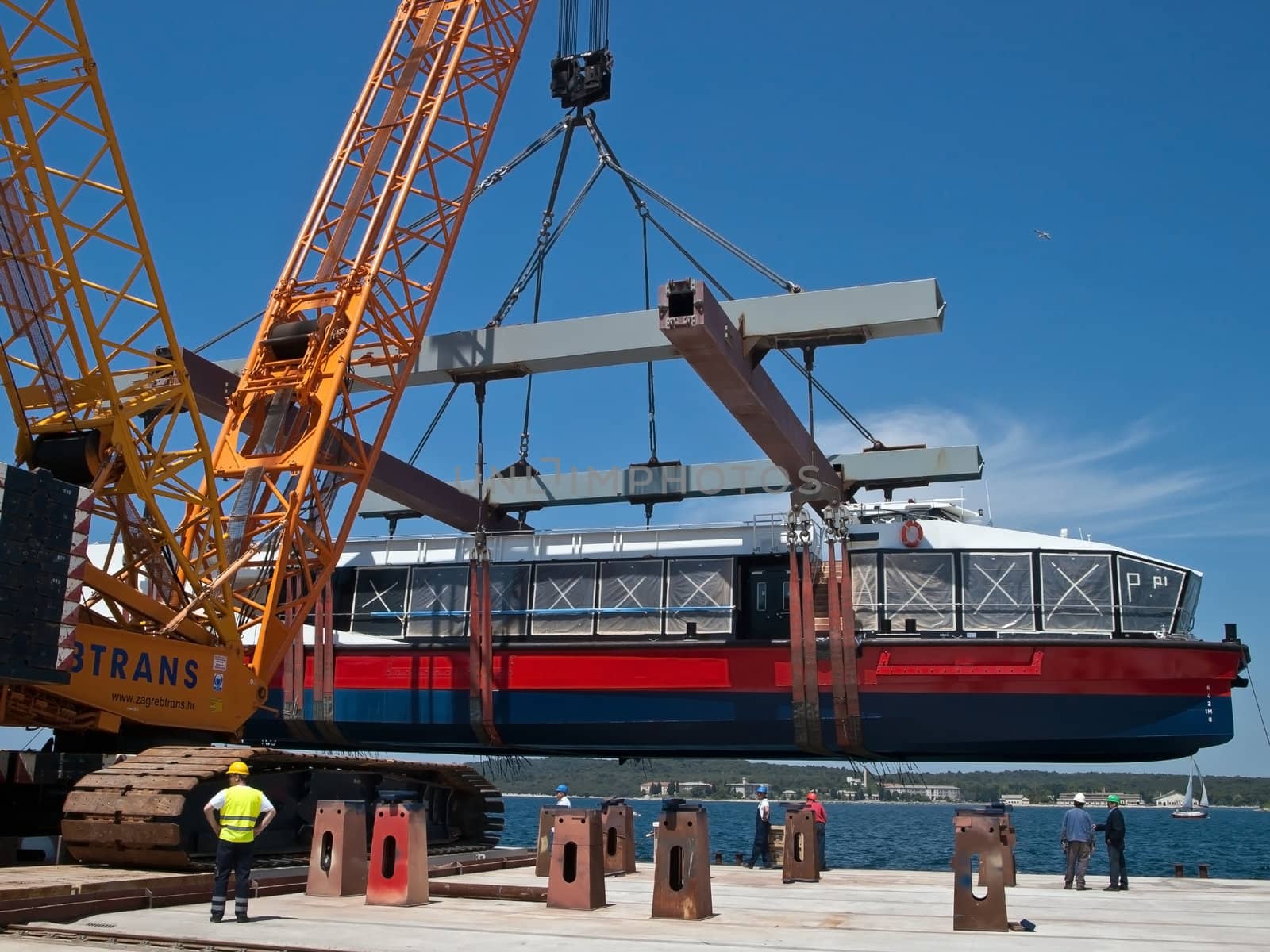 launching new catamaran with launching device