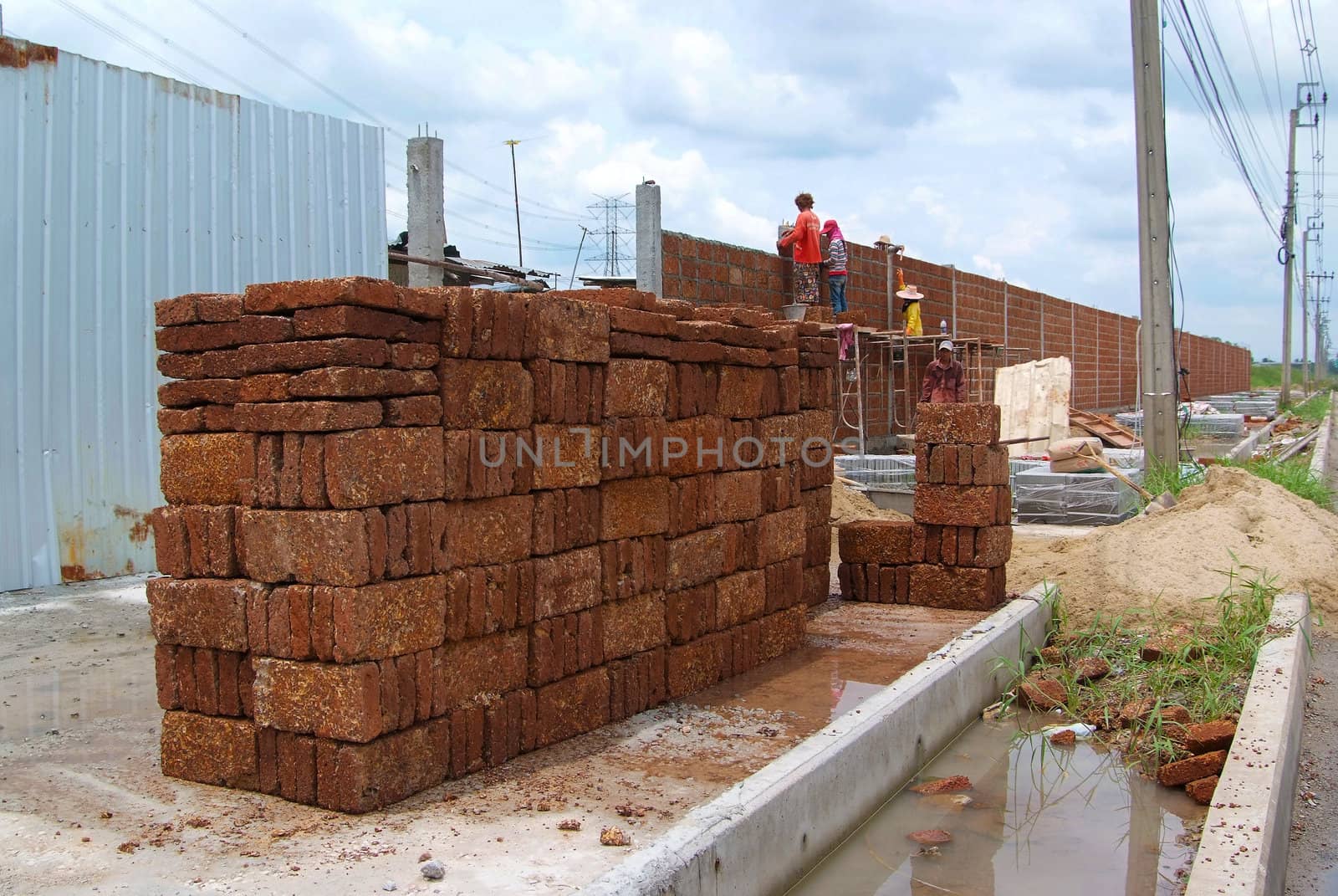 Laterite bricks for the construction of a brick wall.
