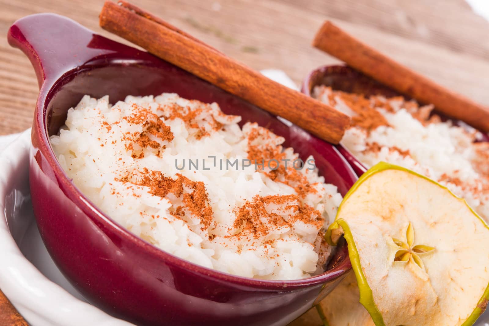 milk rice with cinnamon and applesauce