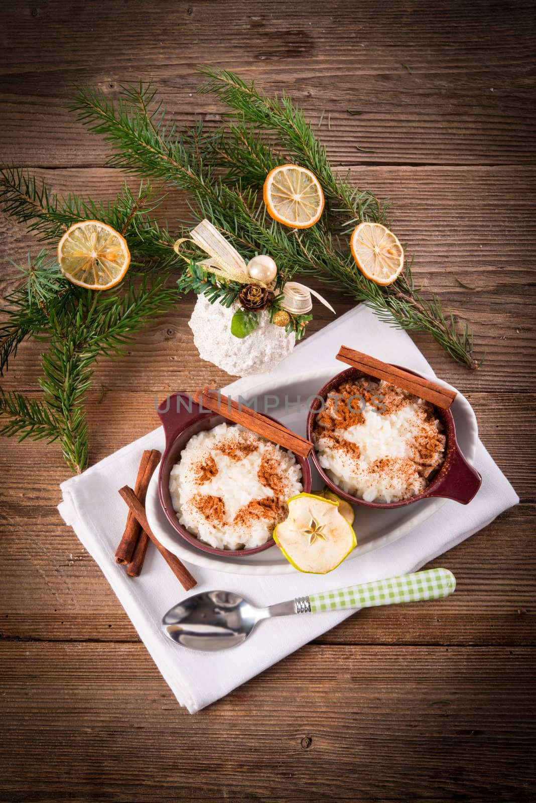 milk rice with cinnamon and applesauce