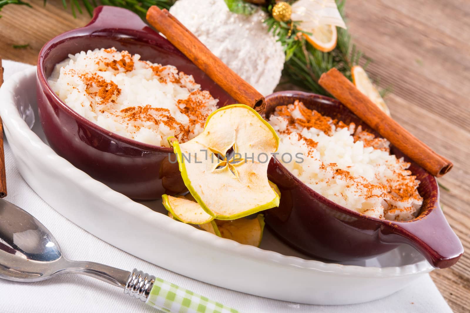 milk rice with cinnamon and applesauce