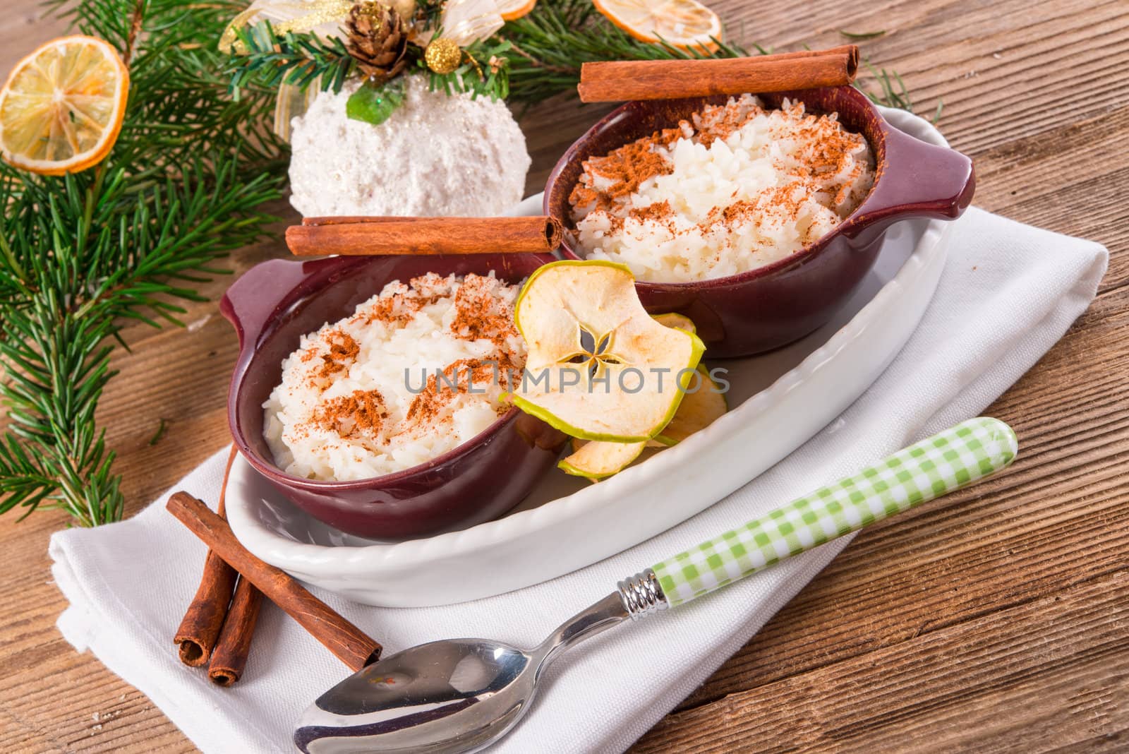 milk rice with cinnamon and applesauce