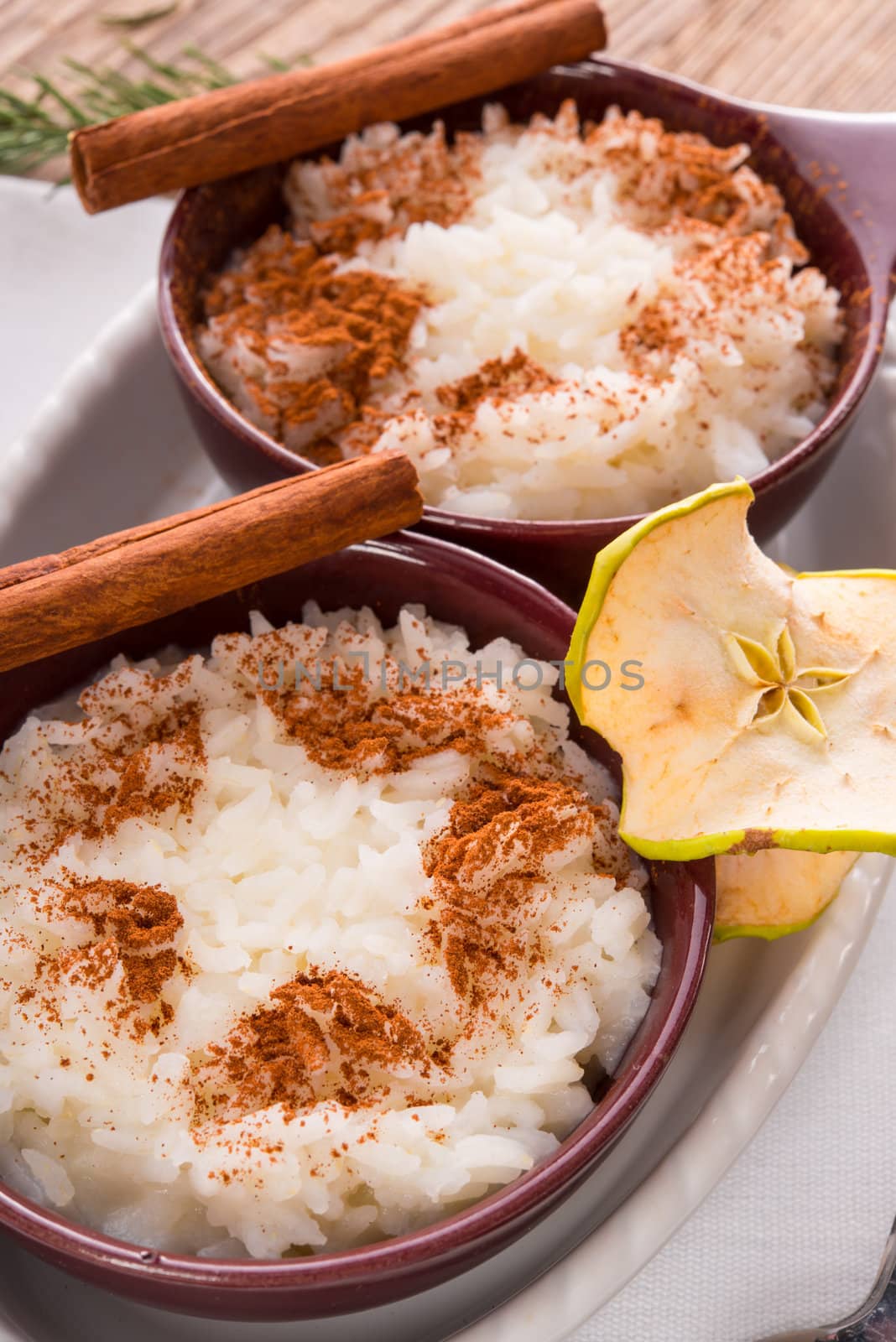 milk rice with cinnamon and applesauce