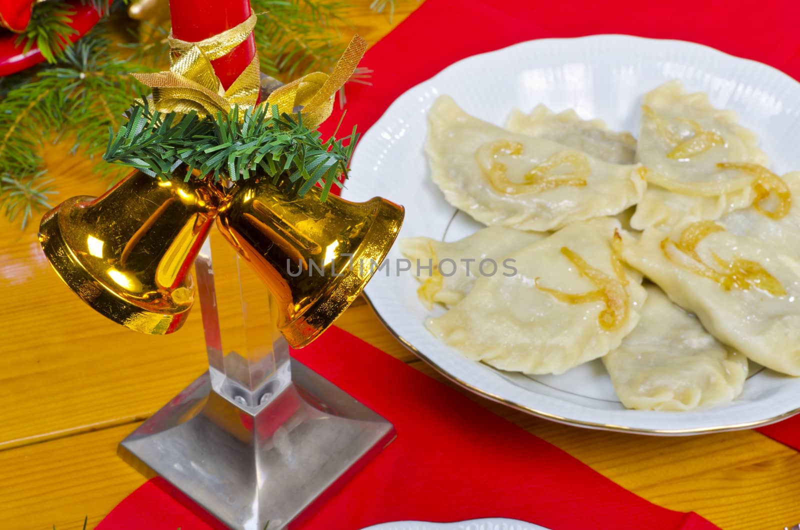 Piroggen (Pierogi) are full paste parcels or also meat pies from noodle dough.