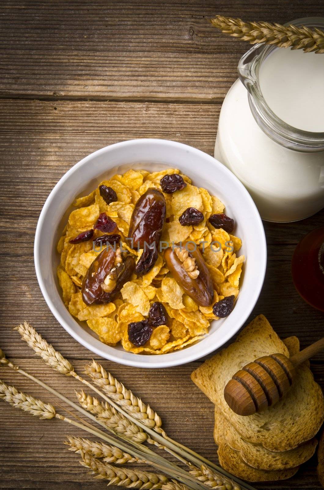 Muesli with low-fat milk and rusk