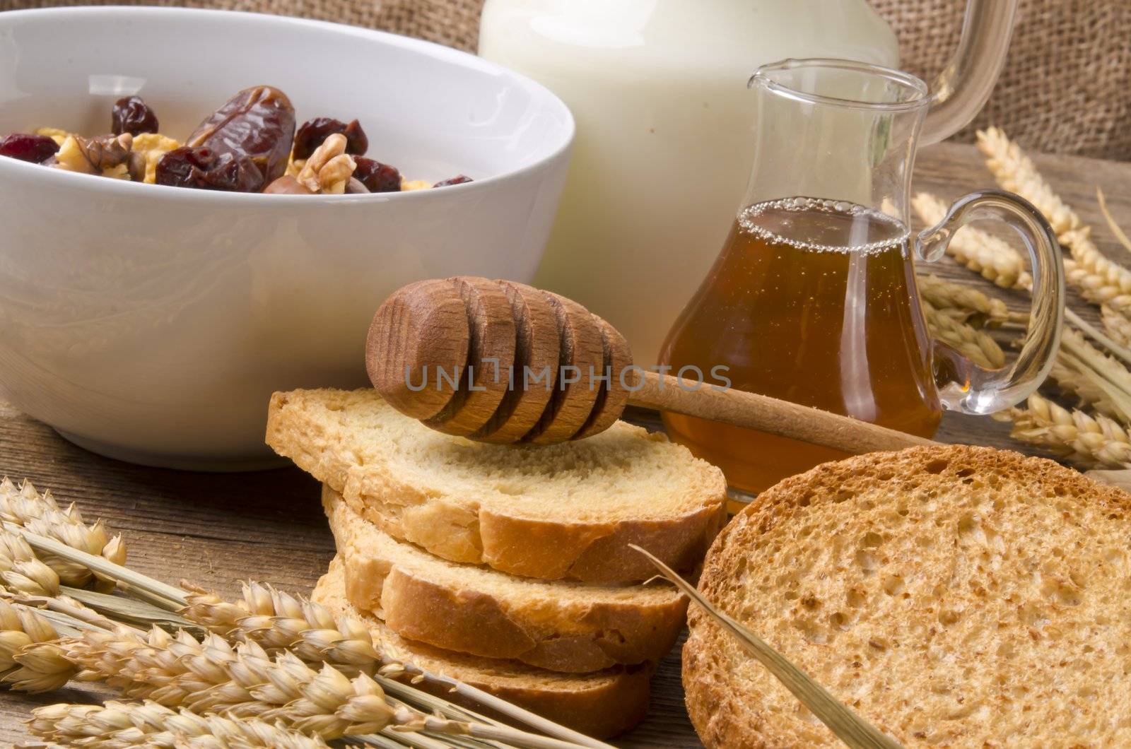 Muesli with low-fat milk and rusk