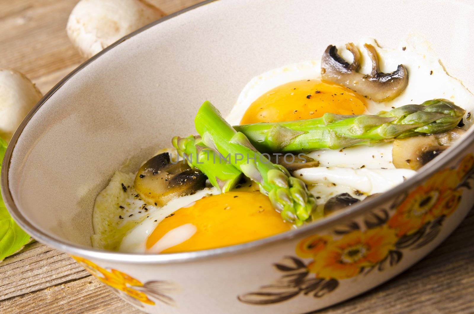 Asparagi with fried egg by Darius.Dzinnik