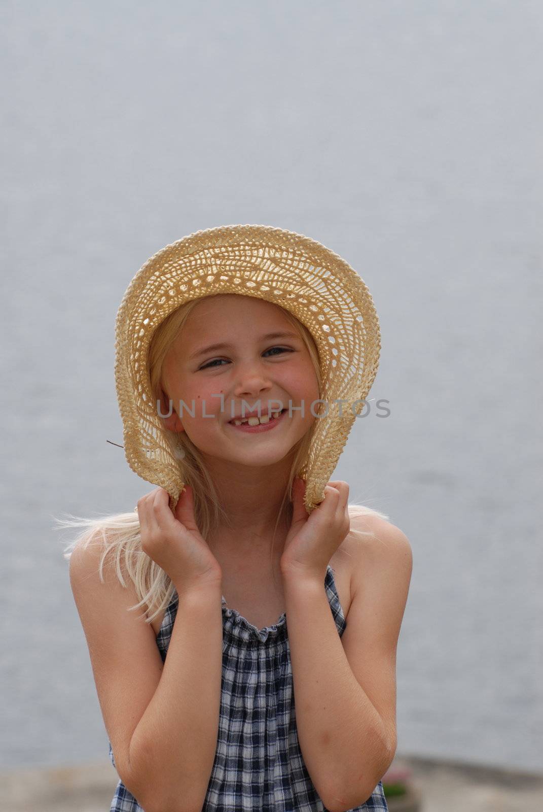 Girl with straw hat by Bildehagen