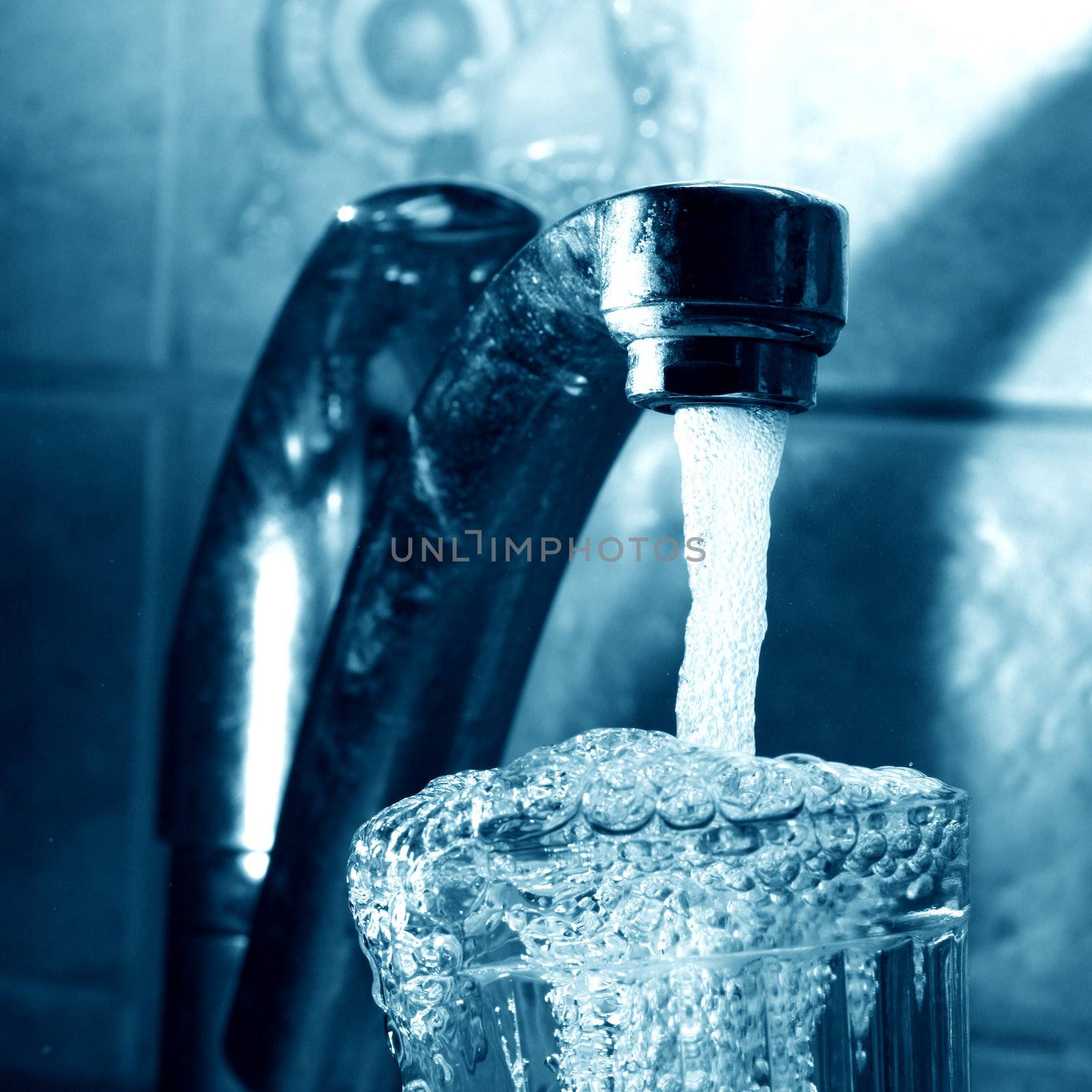 glass under water wet clean up background