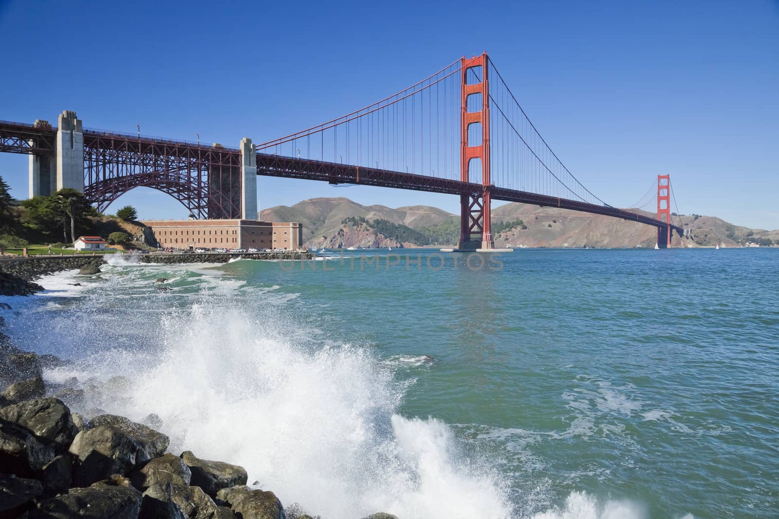 The Golden Gate Bridge w the waves by hanusst