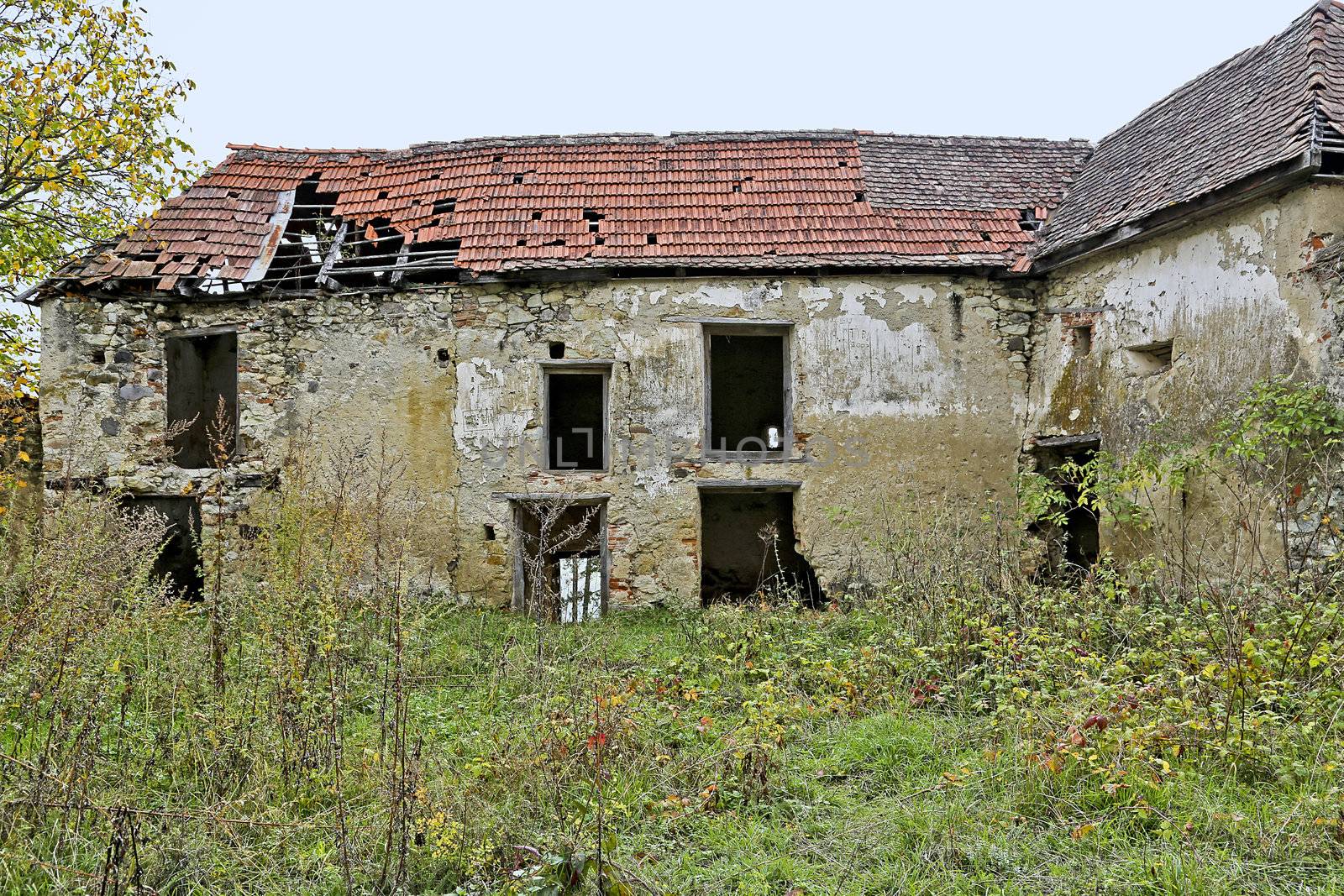 Front view of an abandoned ruinous bulding