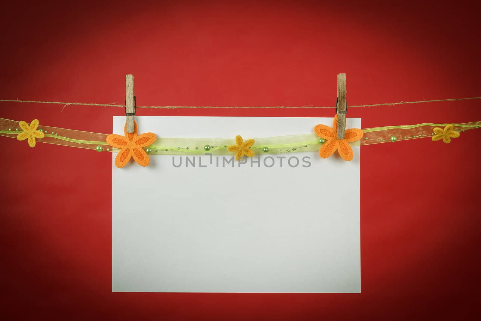Memory note paper with flowers hanging on cord