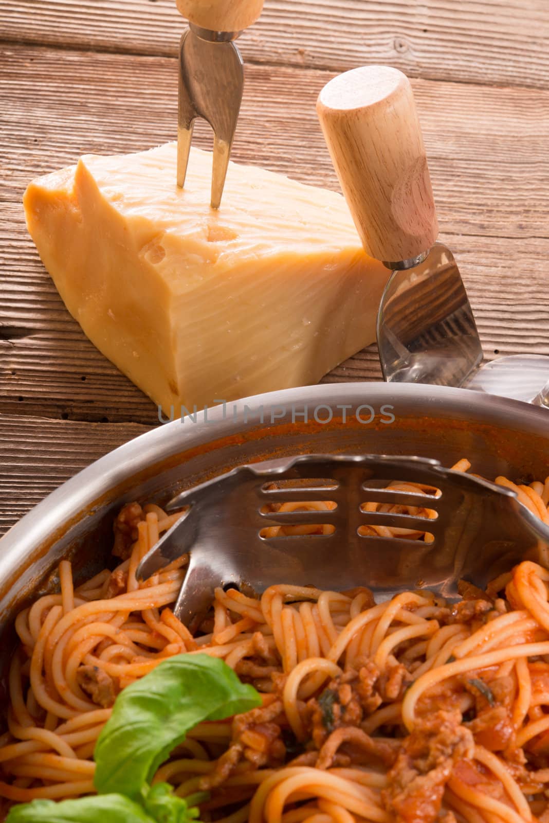 spaghetti bolognese by Darius.Dzinnik