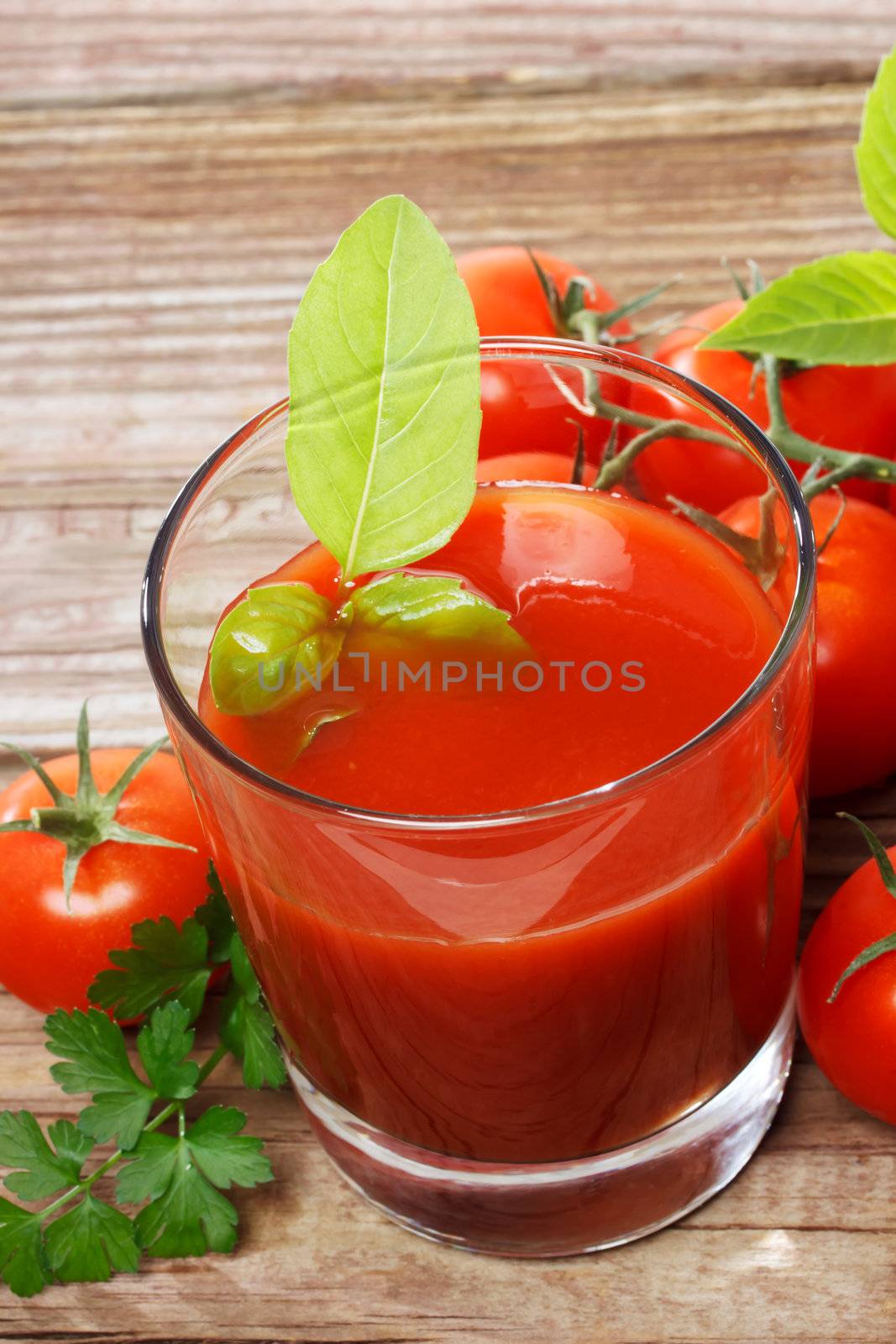 Tomato juice with fresh tomatoes 