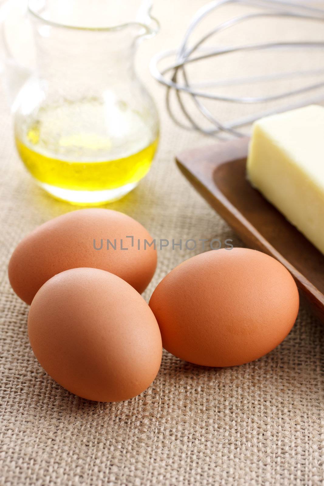 Eggs with butter, olive oil and whisk