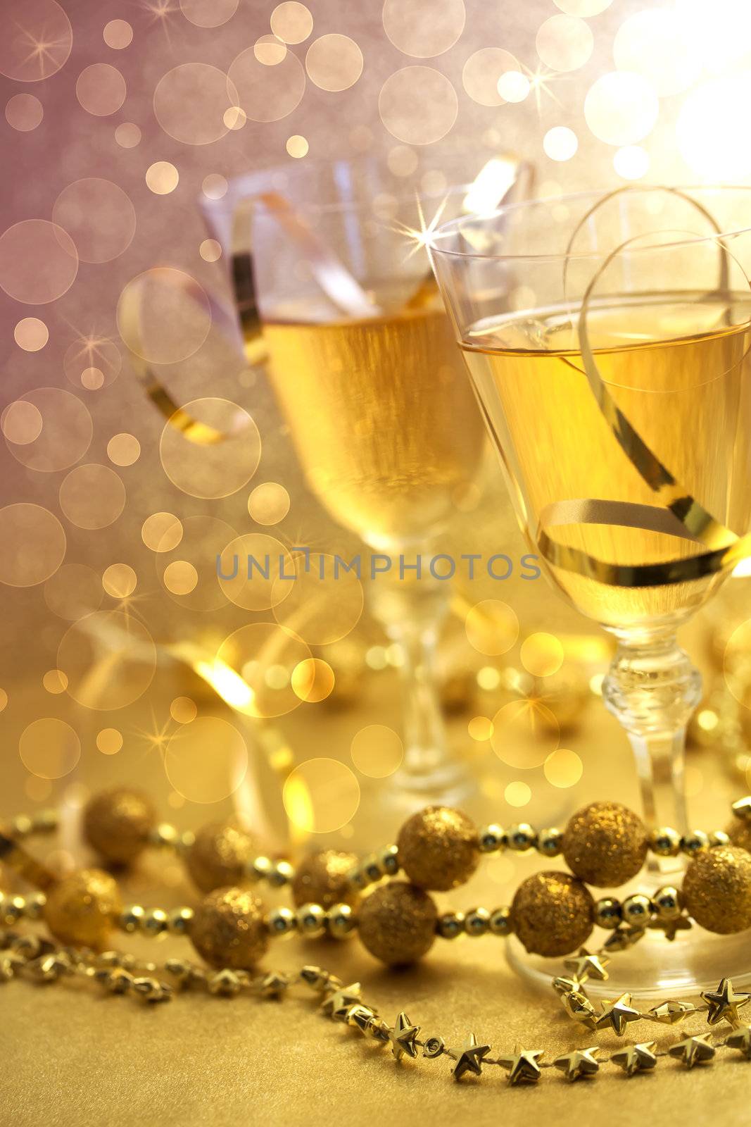 Christmas champagne by melpomene